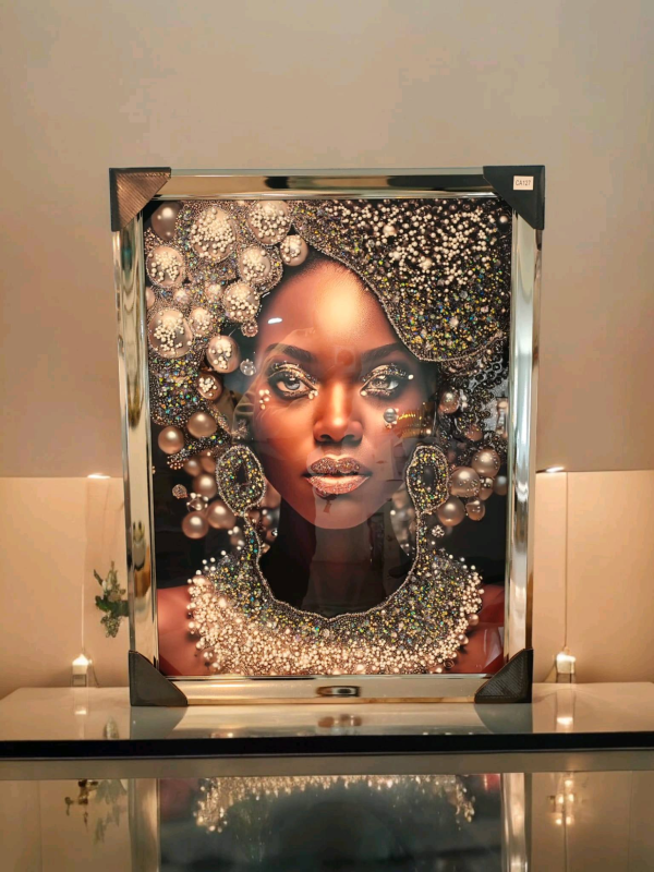 CADRE FEMME AFRICAINE PERLE 68x88cm | Eurostore