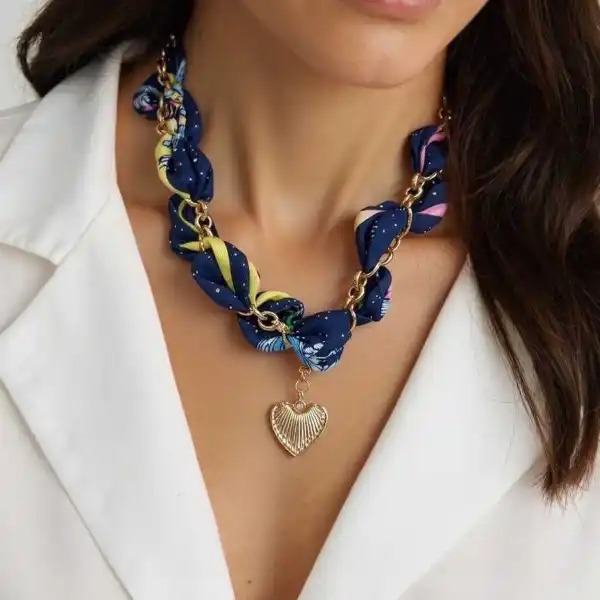 FOULARD IMPRIME ORNE D’UNE CHAÎNE ET UN PENDENTIF CŒUR EN ACIER INOXYDABLE | Bijoux fantaisie 