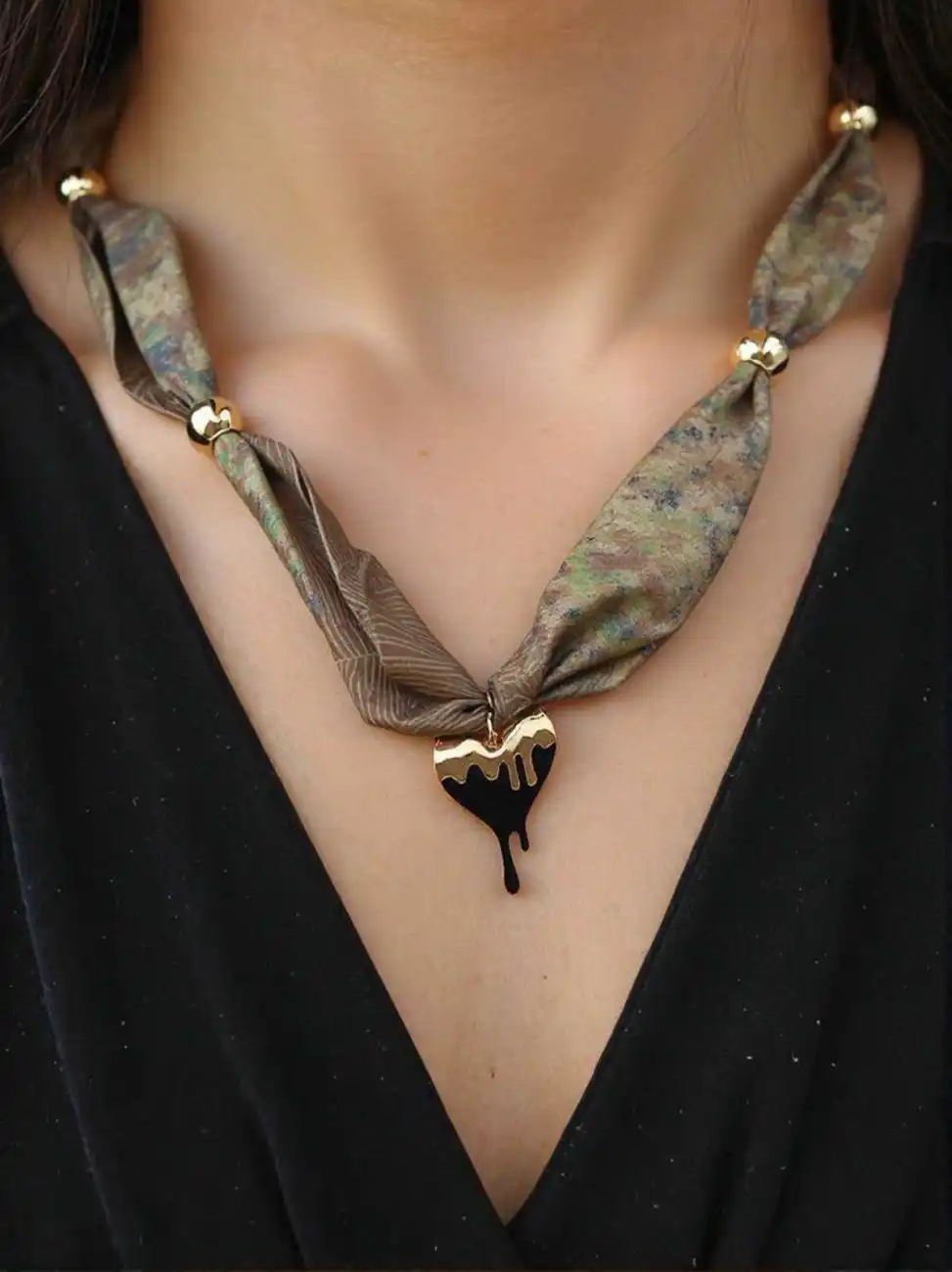 COLLIER FOULARD AJUSTABLE IMPRIME ORNE DE PERLES ET PENDENTIF EN ACIER INOXYDABLE | Bijoux fantaisie 