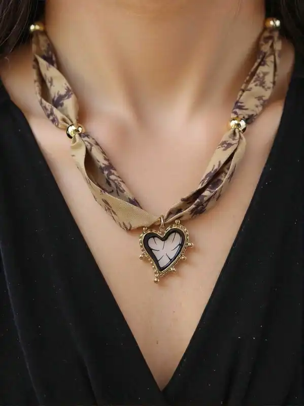 COLLIER FOULARD AJUSTABLE IMPRIME ORNE DE PERLES ET PENDENTIF EN ACIER INOXYDABLE | Bijoux fantaisie 