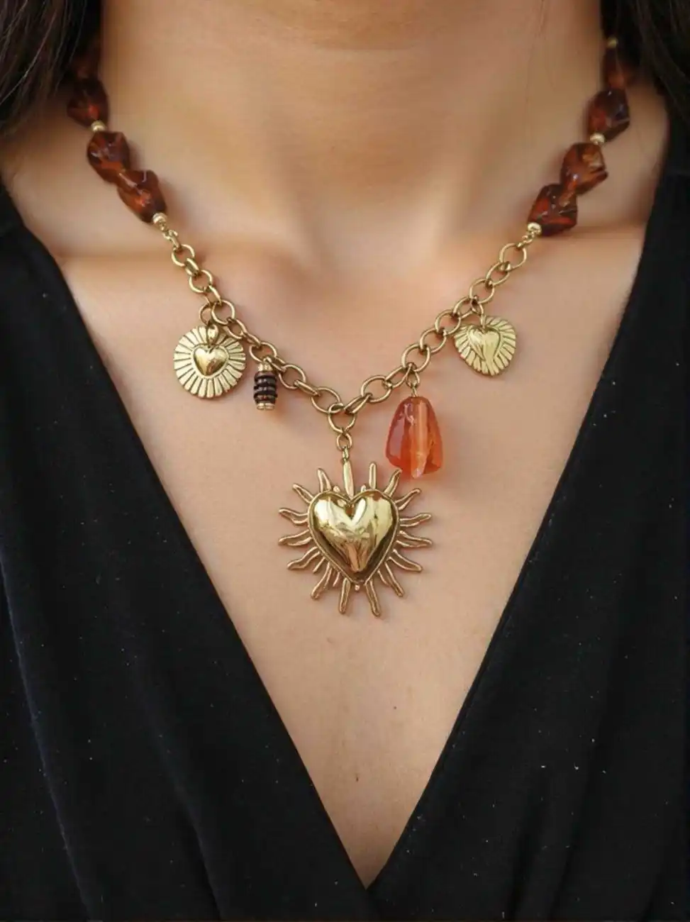 COLLIER EN RÉSINE NATURELLE ORNE DE BRELOQUES EN ACIER INOXYDABLE  | Bijoux fantaisie 