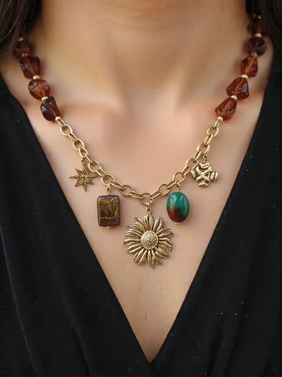 COLLIER EN RÉSINE NATURELLE ORNE DE BRELOQUES EN ACIER INOXYDABLE  | Bijoux fantaisie 