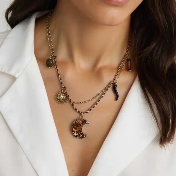 COLLIER DOUBLE RANGS COMPOSÉ DE CHAÎNE ET CORDON ORNES DE BRELOQUES EN ACIER INOXYDABLE  | Bijoux fantaisie 