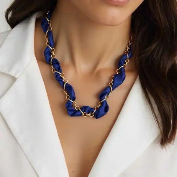 FOULARD SATIN BLEU ORNE D’UNE CHAINE EN ACIER INOXYDABLE  | Bijoux fantaisie en acier inoxydable