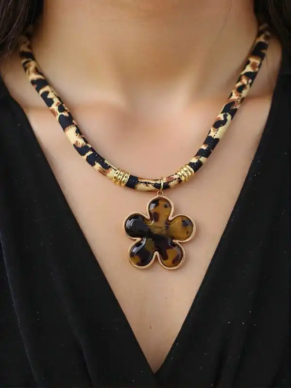 COLLIER LÉOPARD AVEC PENDENTIF FLEUR EN ACIER INOXYDABLE ET RÉSINE NATURELLE | Bijoux fantaisie 