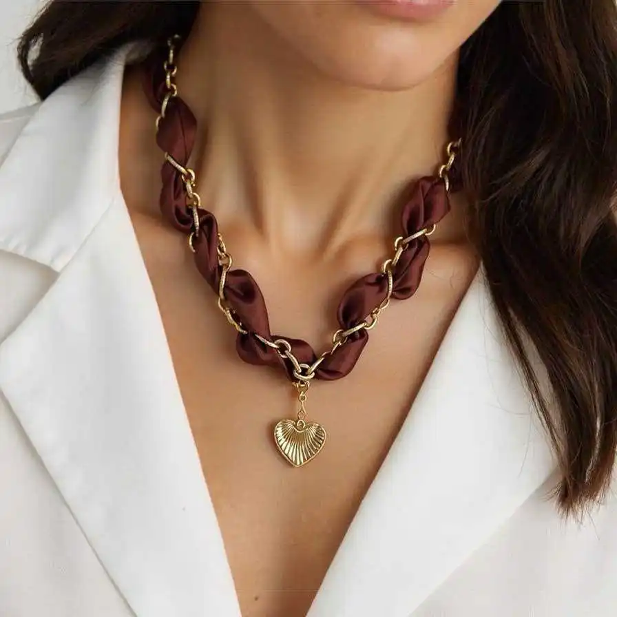 FOULARD ORNE D’UNE CHAÎNE ET UN PENDENTIF CŒUR EN ACIER INOXYDABLE  | Bijoux fantaisie en acier inoxydable