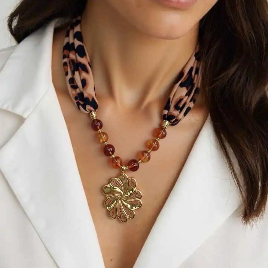 COLLIER  LÉOPARD EN ACIER INOXYDABLE AVEC PERLES EN RÉSINE | Bijoux fantaisie 