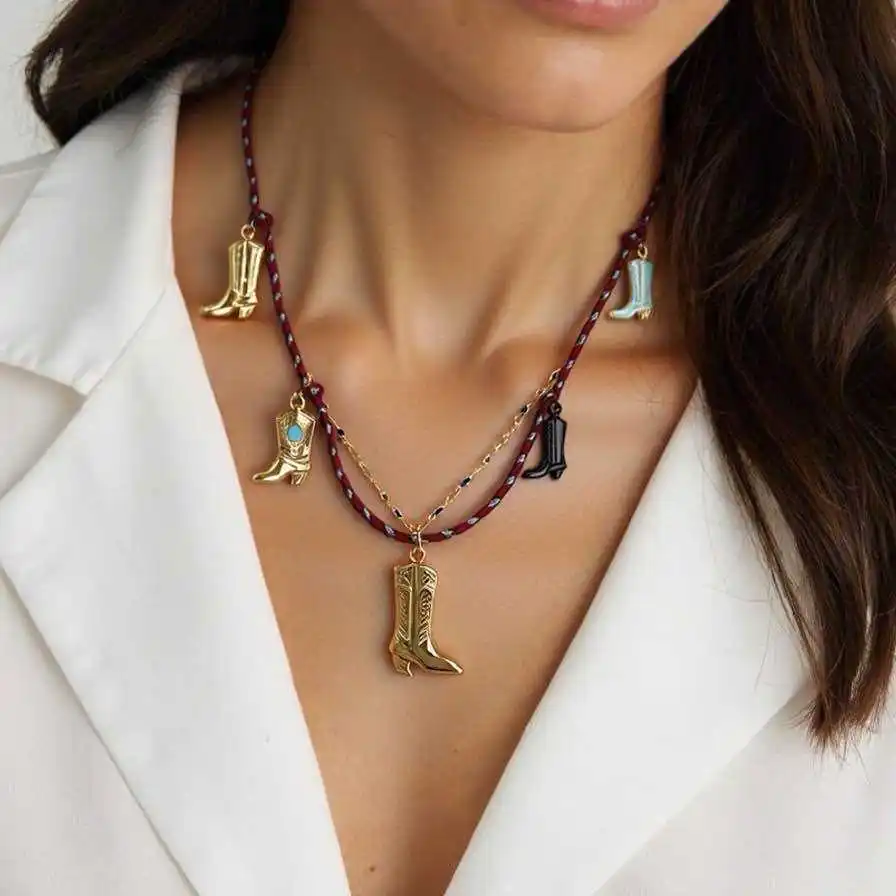 COLLIER DOUBLE RANGS COMPOSÉ DE CHAÎNE ET CORDON ORNES DE BRELOQUES EN ACIER INOXYDABLE  | Bijoux fantaisie 