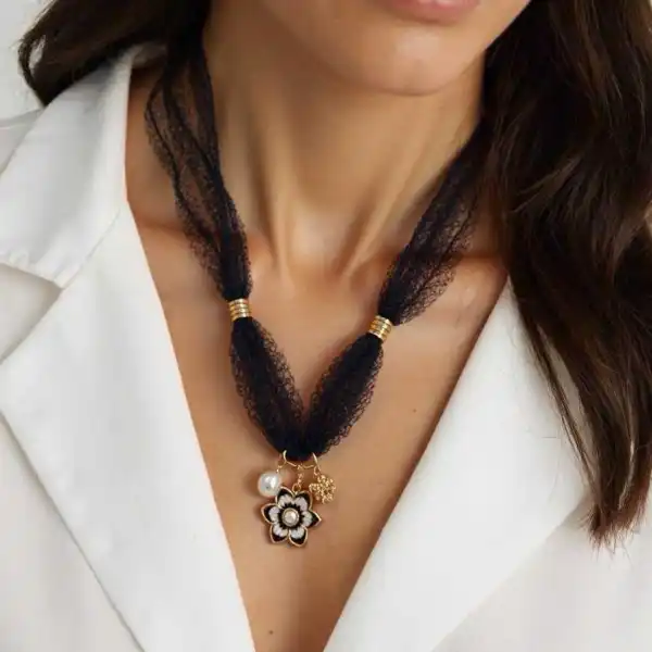 COLLIER DENTELLE ORNE DE RESSORTS ET PENDENTIFS EN ACIER INOXYDABLE  | Bijoux fantaisie 