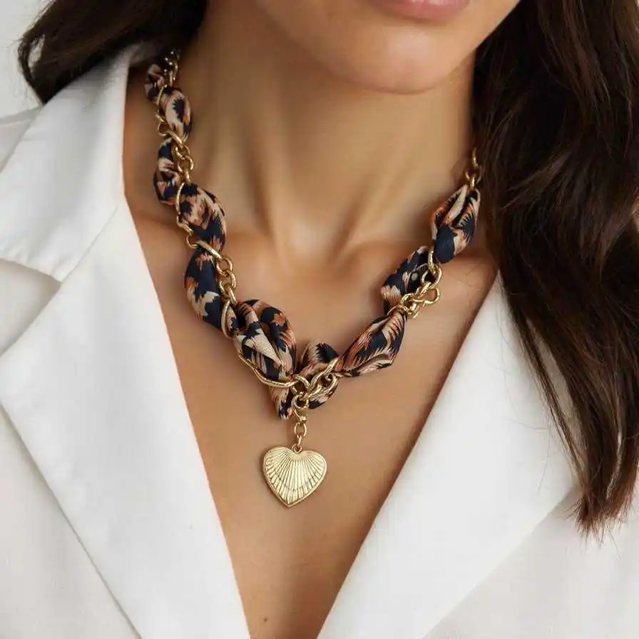 FOULARD LÉOPARD ORNE D’UNE CHAÎNE ET UN PENDENTIF CŒUR EN ACIER INOXYDABLE | Bijoux fantaisie 