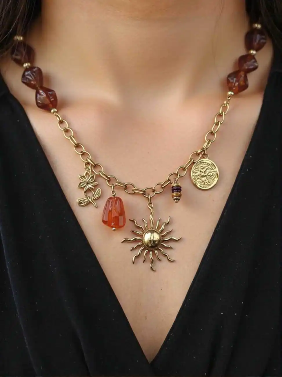 COLLIER EN RÉSINE NATURELLE ORNE DE BRELOQUES EN ACIER INOXYDABLE  | Bijoux fantaisie 