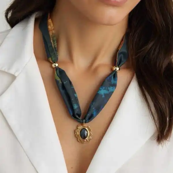 COLLIER FOULARD AJUSTABLE IMPRIME ORNE DE PERLES ET PENDENTIF EN ACIER INOXYDABLE | Bijoux fantaisie 