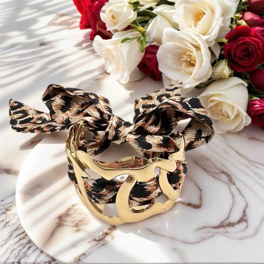 BRACELET MANCHETTE EN ACIER INOXYDABLE ORNE D’UN FOULARD EN LÉOPARD  | Bijoux fantaisie en acier inoxydable