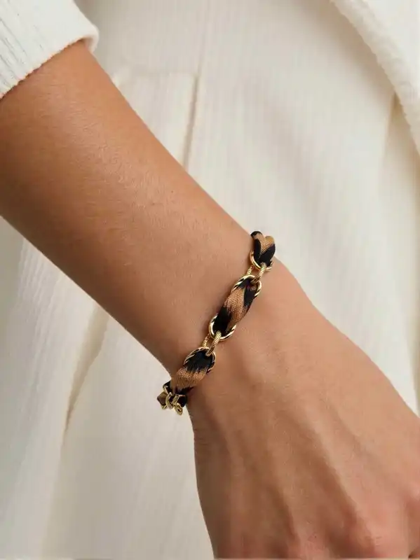 BRACELET EN ACIER INOXYDABLE AVEC MAILLONS TORSADÉS, ENTRELACÉ D’UN RUBAN À MOTIF LÉOPARD | Bijoux fantaisie en acier inoxydable