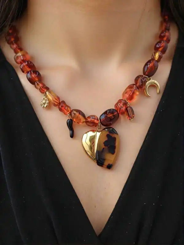 COLLIER EN ACIER INOXYDABLE ORNE DE RÉSINE NATURELLE ET BRELOQUES | Bijoux fantaisie 