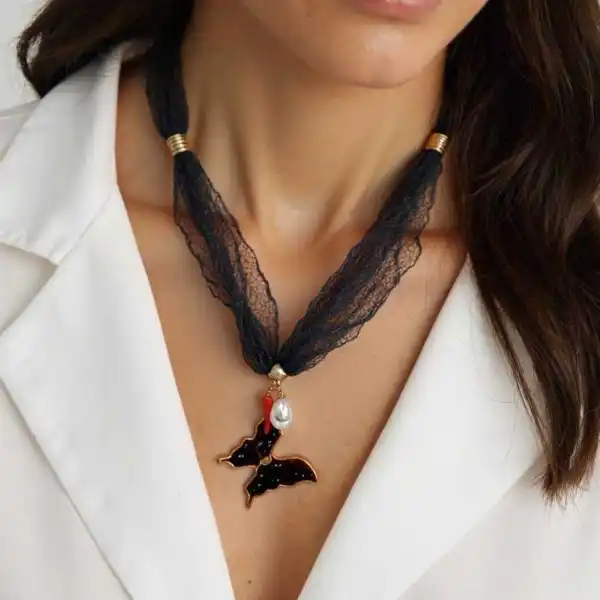 COLLIER DENTELLE ORNE DE RESSORTS ET PENDENTIFS EN ACIER INOXYDABLE | Bijoux fantaisie 