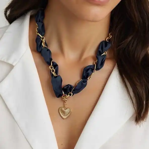FOULARD SATIN NOIR ORNE D’UNE CHAÎNE ET UN PENDENTIF CŒUR EN ACIER INOXYDABLE | Bijoux fantaisie 