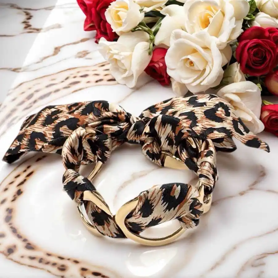 BRACELET MANCHETTE EN ACIER INOXYDABLE ORNE D’UN FOULARD EN LÉOPARD  | Bijoux fantaisie en acier inoxydable