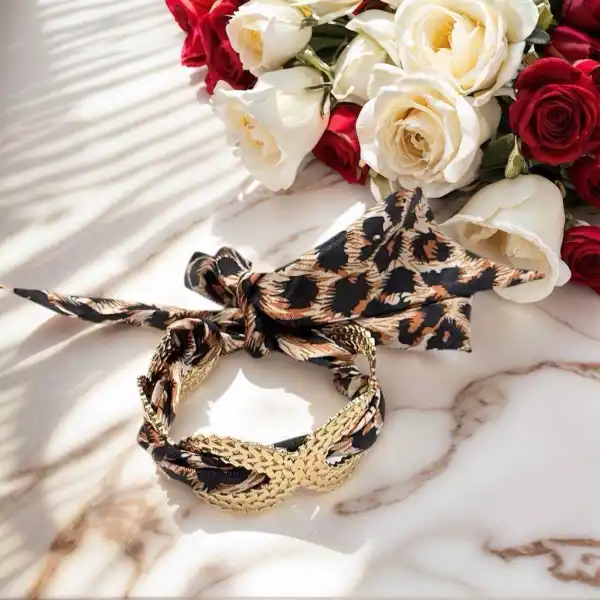  BRACELET MANCHETTE EN ACIER INOXYDABLE ORNE D’UN FOULARD LÉOPARD  | Bijoux fantaisie en acier inoxydable