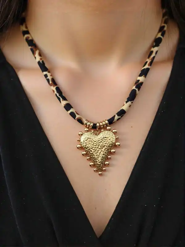 COLLIER LÉOPARD AVEC PENDENTIF CŒUR EN ACIER INOXYDABLE  | Bijoux fantaisie 