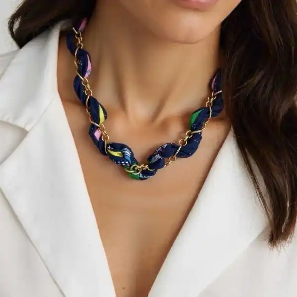 FOULARD IMPRIME ORNE D’UNE CHAINE EN ACIER INOXYDABLE  | Bijoux fantaisie 