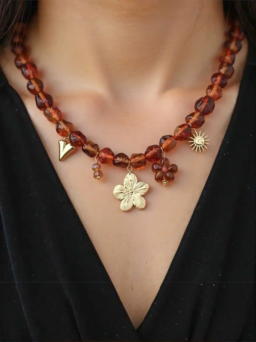 COLLIER EN ACIER INOXYDABLE ORNE DE RÉSINE NATURELLE ET BRELOQUES | Bijoux fantaisie 