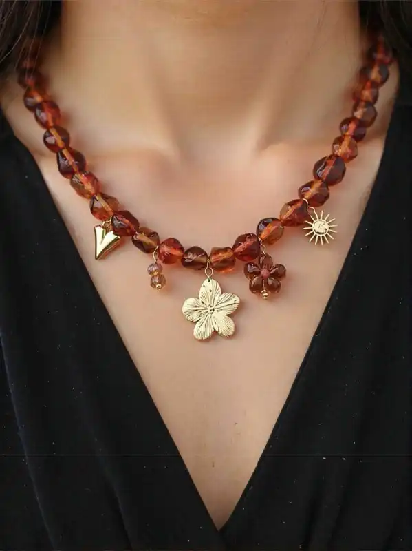 COLLIER EN ACIER INOXYDABLE ORNE DE RÉSINE NATURELLE ET BRELOQUES | Bijoux fantaisie 