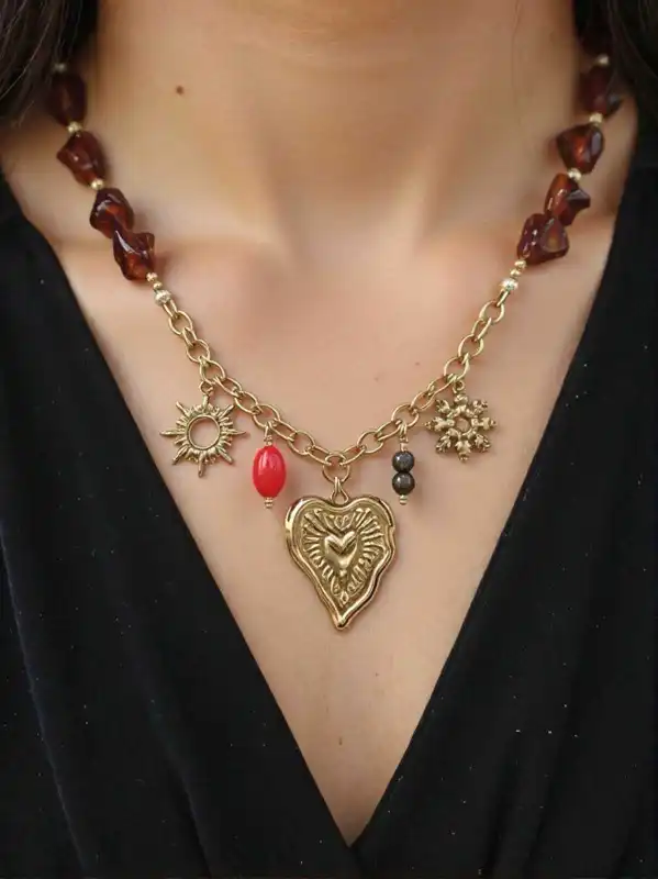 COLLIER EN RÉSINE NATURELLE ORNE DE BRELOQUES EN ACIER INOXYDABLE  | Bijoux fantaisie 