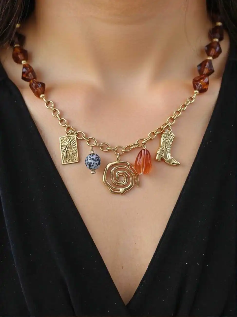 COLLIER EN RÉSINE NATURELLE ORNE DE BRELOQUES EN ACIER INOXYDABLE  | Bijoux fantaisie 