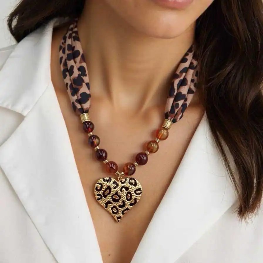 COLLIER  LÉOPARD EN ACIER INOXYDABLE AVEC PERLES EN RÉSINE | Bijoux fantaisie 