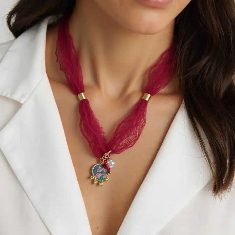 COLLIER DENTELLE ORNE DE RESSORT ET PENDENTIF EN ACIER INOXYDABLE  | Bijoux fantaisie 