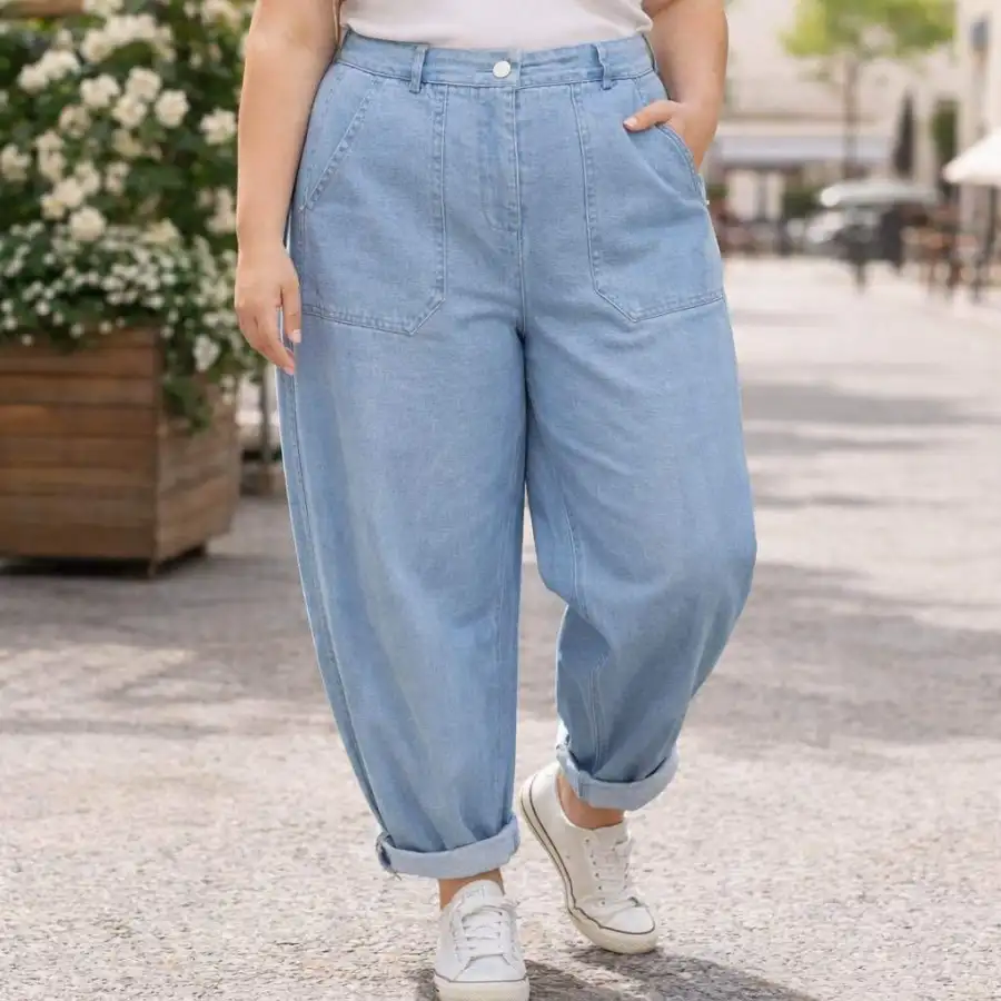 Pantalon Jeans coupe ballon taille haute en belle taille 
	•	Denim léger, coupe ample et confortable
	•	Poches plaquées devant
	•	Bas retroussés pour un look décontracté | Chez Florem