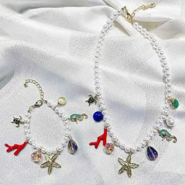 Ensemble des bijoux 
collier et bracelet 
en fausses perles  | Les Élixirs Parfumés