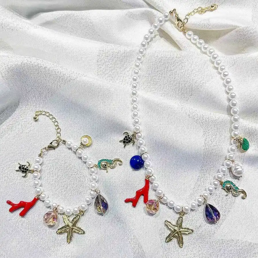 Ensemble des bijoux 
collier et bracelet 
en fausses perles  | Les Élixirs Parfumés