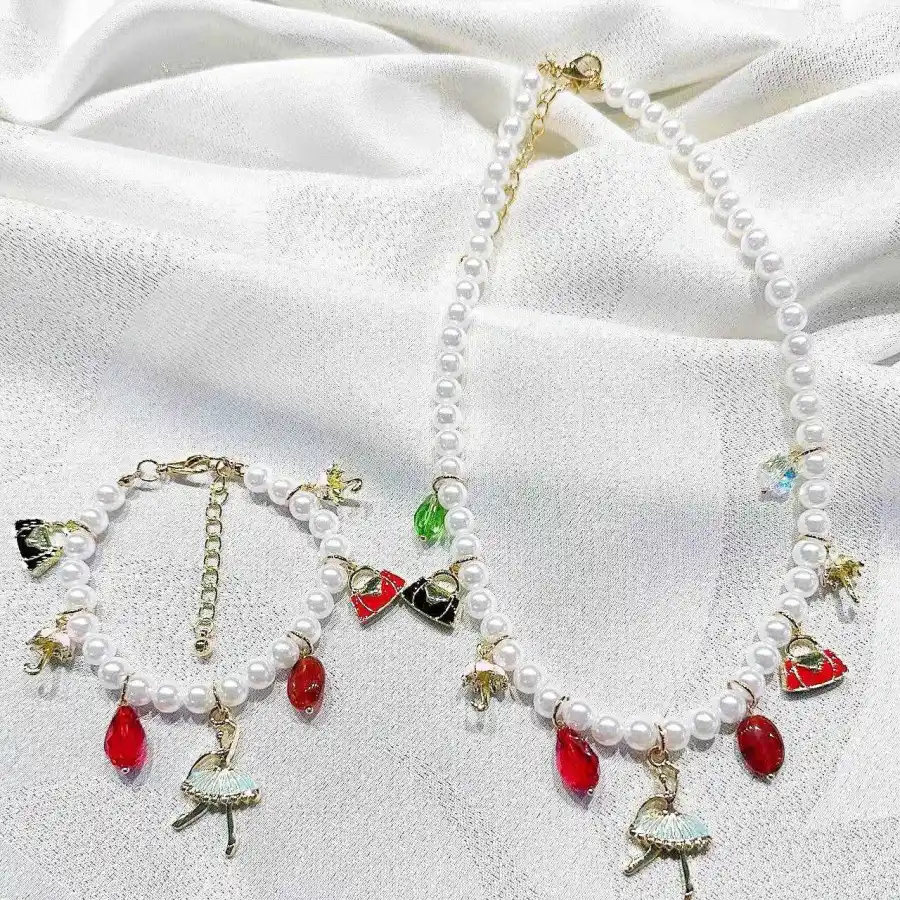 Ensemble des bijoux 
collier et bracelet 
en fausses perles  | Les Élixirs Parfumés