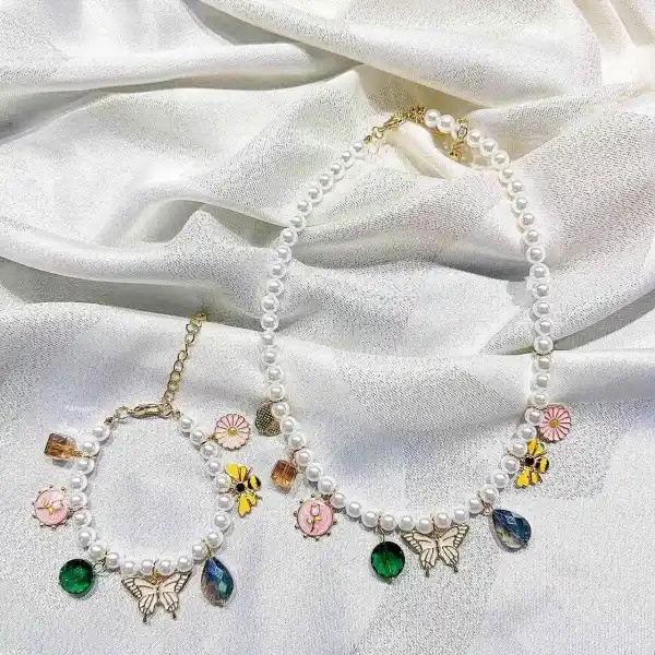 Ensemble des bijoux 
collier et bracelet 
en fausses perles  | Les Élixirs Parfumés