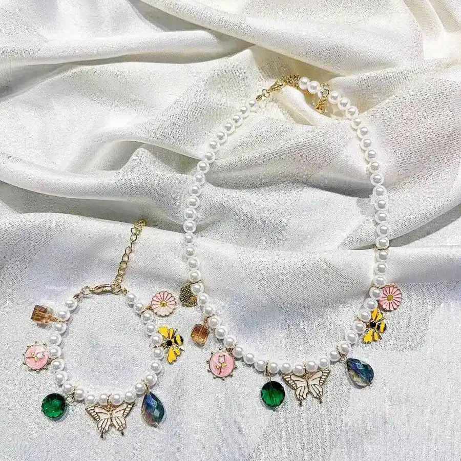 Ensemble des bijoux 
collier et bracelet 
en fausses perles  | Les Élixirs Parfumés